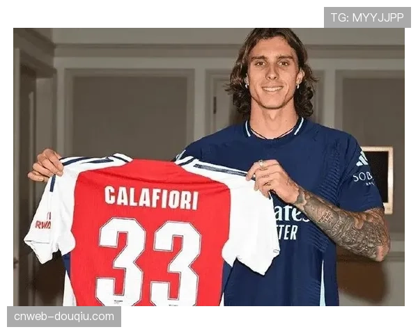 卡拉菲奥里分享阿森纳站广告视频，球迷赞其形象帅气